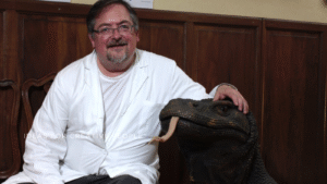 ph M.Col Il dottor Romano Ravazzani con una scultura presente in studio