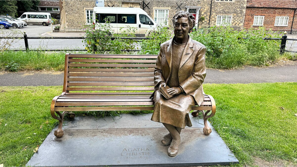 agatha christie seduta su una panchina statua a lei dedicata