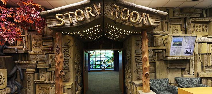 ingresso della Biblioteca di Brentwood come un albero nella foresta