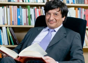 Gianni Oliva foto repertorio seduto mentr eelegge un libro