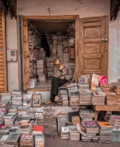 mohammed Aziz seduto davanti al suo negozio della medina di rabat