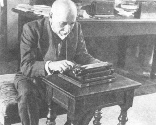 uno nessuno centomila pirandello alla sua scrivania