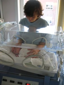 un bambino in incubatrice foto licenza cc