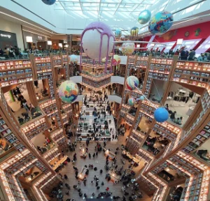 interno Starfield Library di Seoul: un'oasi di cultura nel cuore di Gangnam licenza cc