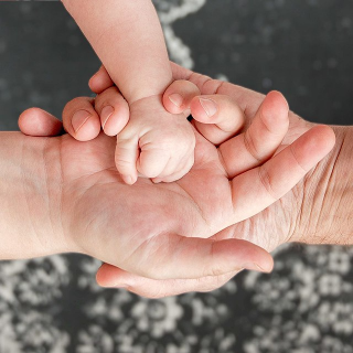 tre mani mamma papa e bamb ino immagine simbolica per libro come stai