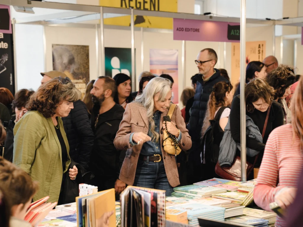 persone che sfogliano libri durante una passata edizione del book pride 2025