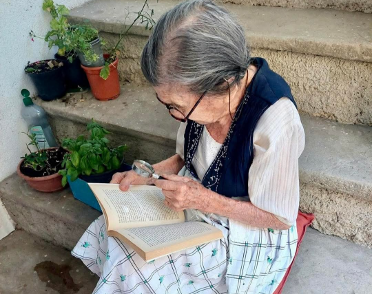 Gina Lanzillotta seduta sulla porta di casa foto da Rubbettino Editore