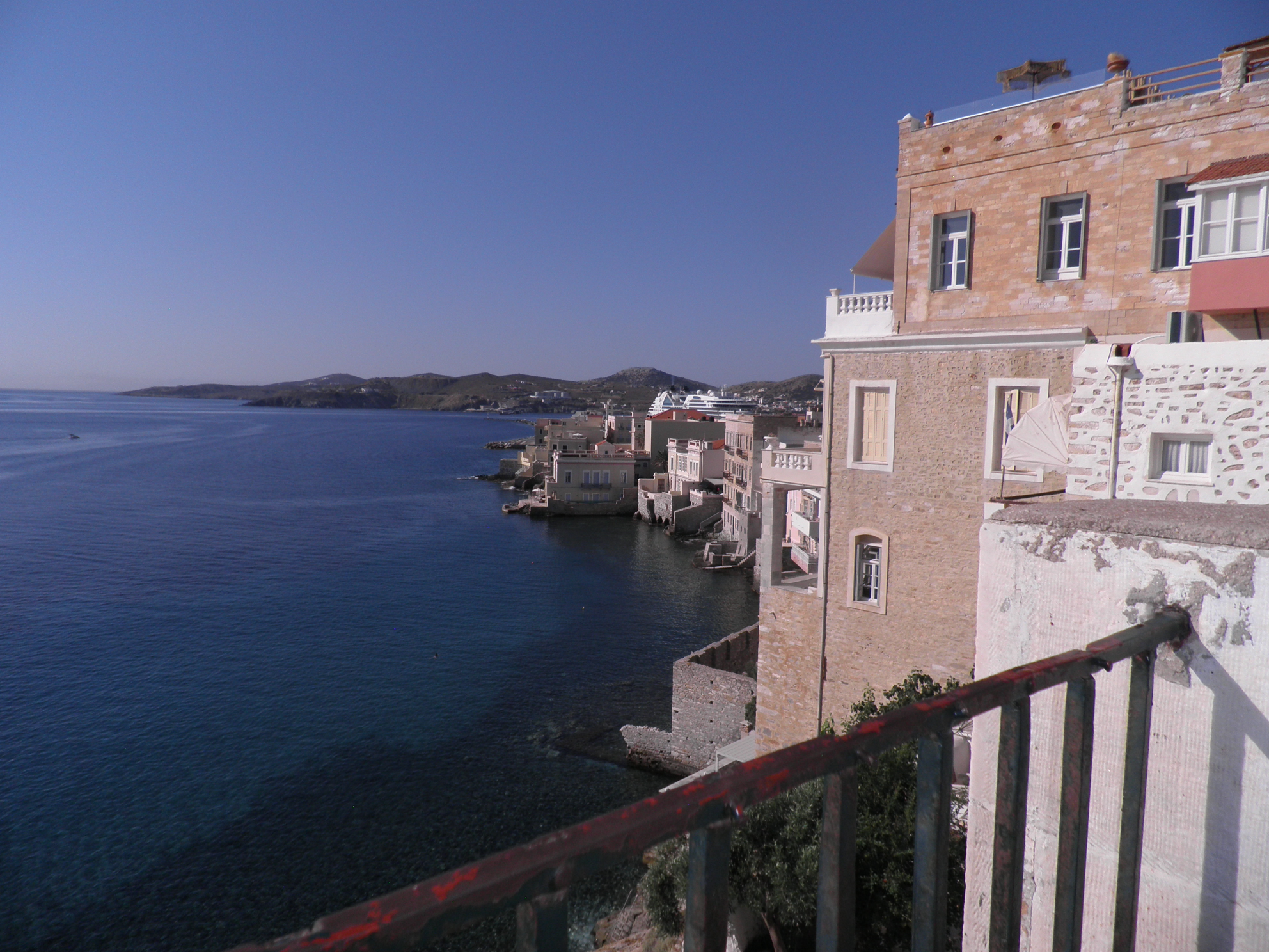 panorama della costa di Hermoupolis Syros foto di francesca chiesa