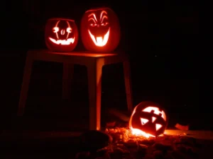 trio di zucche illuminate nella notte per lo Samhain
