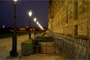 waiam cia entrata laterale del Louvre dove si è verificto il furto della Gioconda