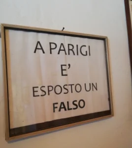 cartello-micro-museo-della-Gioconda-immagine-dal-sito con la scritta A Parigi è esposto un falso