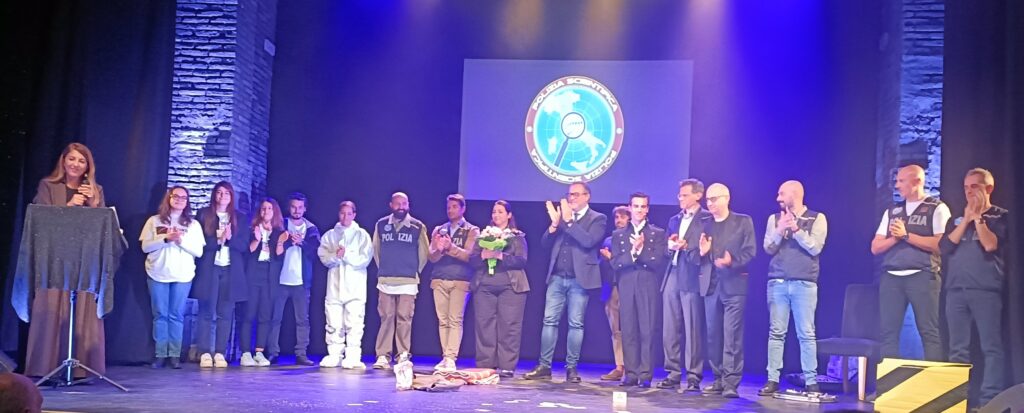il momento finale dello spettacolo di magia sul palco del teatro juvarra di Torino con torino crime festival