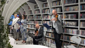 immagine inaugurazione 04/09/2025 con musicisti Metroteka Varsavia