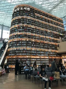 Interno della starfield Library di Seoul