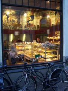 una panetteria con croiossant vetrina