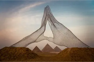 Giza_Pyramids_during__Forever_is_Now__exhibition du emani giunte sopra le priamidi Grand Egyptian Museum