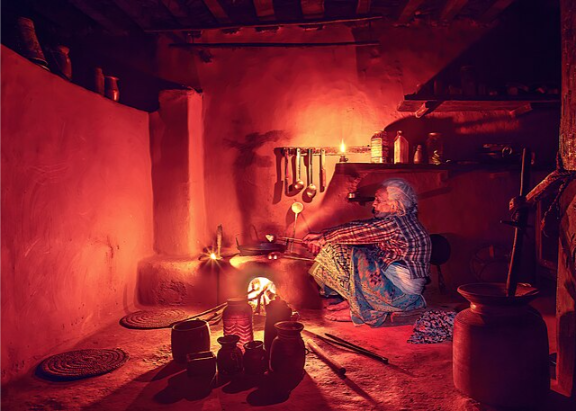 Nepalese grandmother while preparing food in a traditional kitchen foto Mithun Kunwar licenza CC