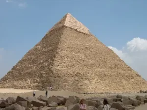 Khafre's Pyramid, Giza.jpg foto Jerome Bon from Paris, France licenza CC luogo Grand Egyptian Museum