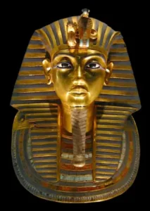 The golden death mask of the Tutankhamun at The Egyptian Museum in Cairo. ora al grand Egyptian museum