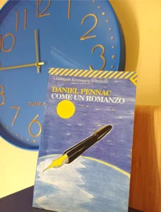 foto libro daniel pennac come un romanzo con dietro un orologio
