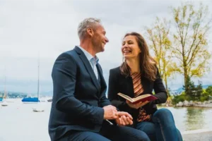 due persone adulte uomo e donna che leggono