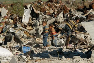 Boys salvaging a destroyed building in the Gaza Strip foto di Shareef Sarhan licenza CC