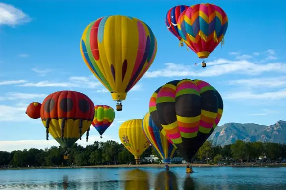 The Saturday morning launch, overlooking Prospect Lake, in downtown Colorado Springs. 1 gennaio mongolfiere
