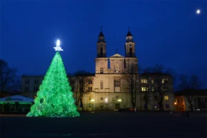 la magia dell'albero di Natale Christmas Tree Made of 32000 Recycled Plastic Bottles in Kaunas, Lithuania. (wikimedia Commons)