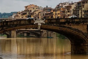 Firenze - Florence - Lungarno Corsini - Ponte Santa Trìnita 1571 (1958) - April 2010 01.jpg