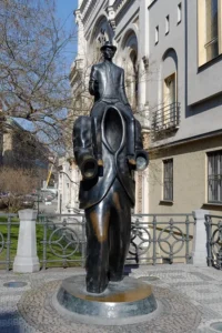 anniversari letterari Statue of Franz Kafka, Prague.jpg licenza CC