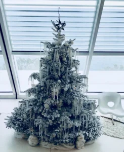 magia dell'albero di Natale fronte a una finestra innevata