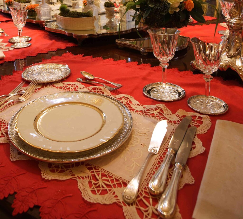 scenografia di Natale una tavola imbandita con pocellana finissima