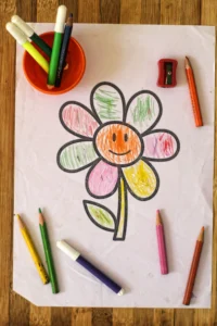 un disegno di infanzia fiore con faccia 
