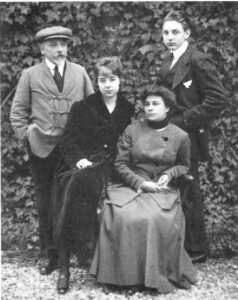 la famiglia pirandello in una foto d'epoca 