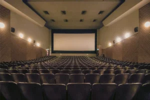 sala cinematografica vuota Foto di Houses Cheung su Unsplash