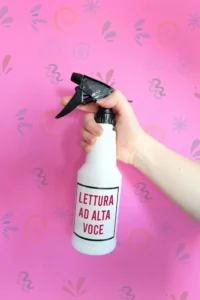 uno spray con la scritta lettura ad alta voce