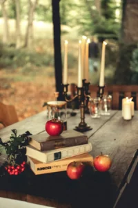 tavola-libri-ana-curcan-D7rocRduqY0-unsplash-