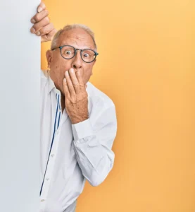 uomo conmano davanti alla bocca per significare errori