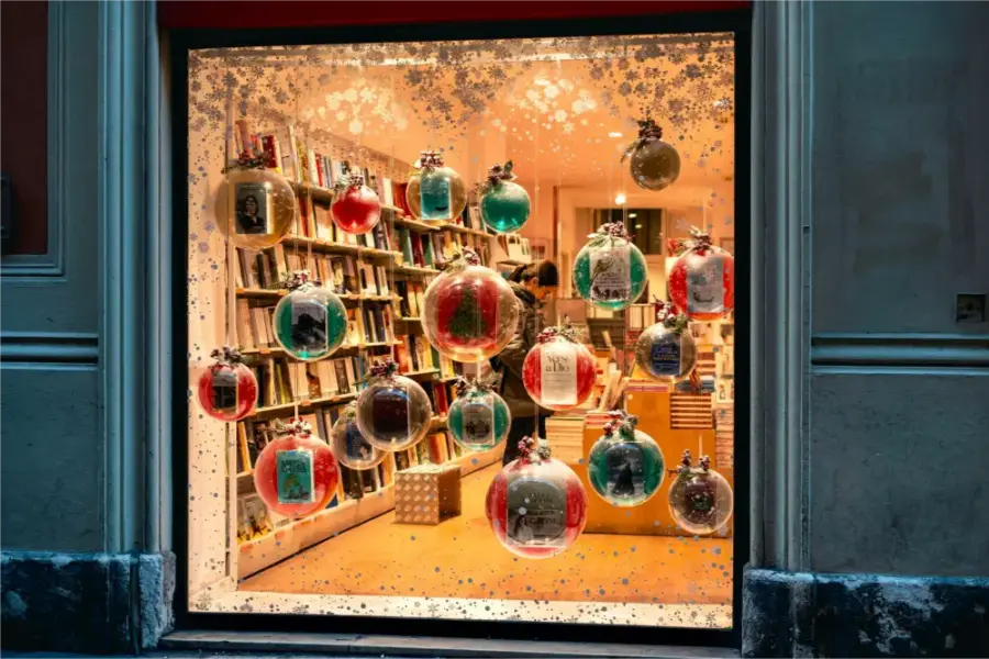 libri e racconti di natale vetrina k Foto di Simonetta Pugnaghi su Unsplash