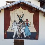 Pinocchio e i burattini del teatro dipinti sui muri di Vernante.