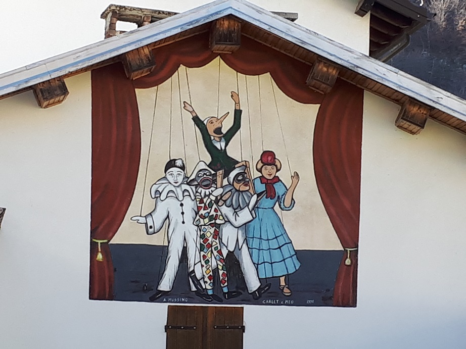 Pinocchio e i burattini del teatro dipinti sui muri di Vernante.
