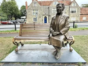 statua della scrittrice seduta su una panchina in inghilterra