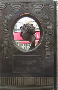 statua a Londra Dame Agatha Mary Clarissa Christie 