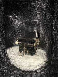 pianoforte bruciato con fili neri 