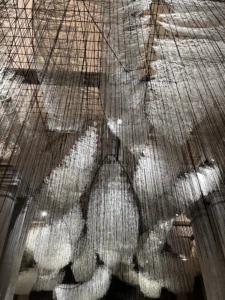 barche bianche sospese dal soffitto 