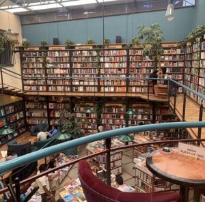 interno di libreria a più piani