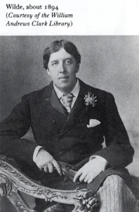 Ritratto fotografico di Oscar Wilde, scrittore e autore di aforismi.