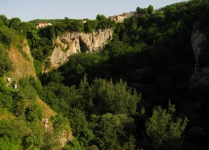 La foiba di Pisino, in Istria, che fece parte dell'Italia dal 1920 al 1947. foto Di Michael J. Zirbes (Mijozi) - Opera propria, CC 