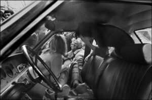 Sergio Mattarella, futuro Presidente della Repubblica, mentre sorregge il cadavere del fratello Piersanti, appena assassinato (fotografia di Letizia Battaglia).