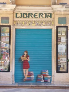 Trapani_libreria_del_Corso. con saracinesca abbassata e dipinta